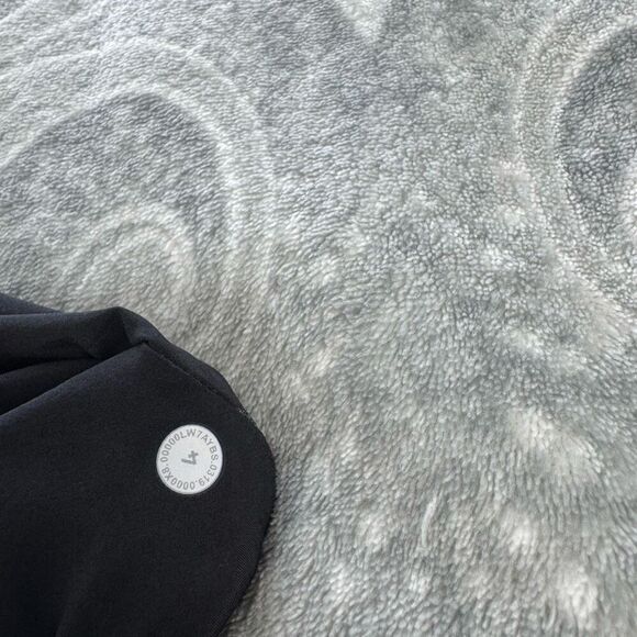 Womens Lululemon Noir Short - Picture 5 of 6